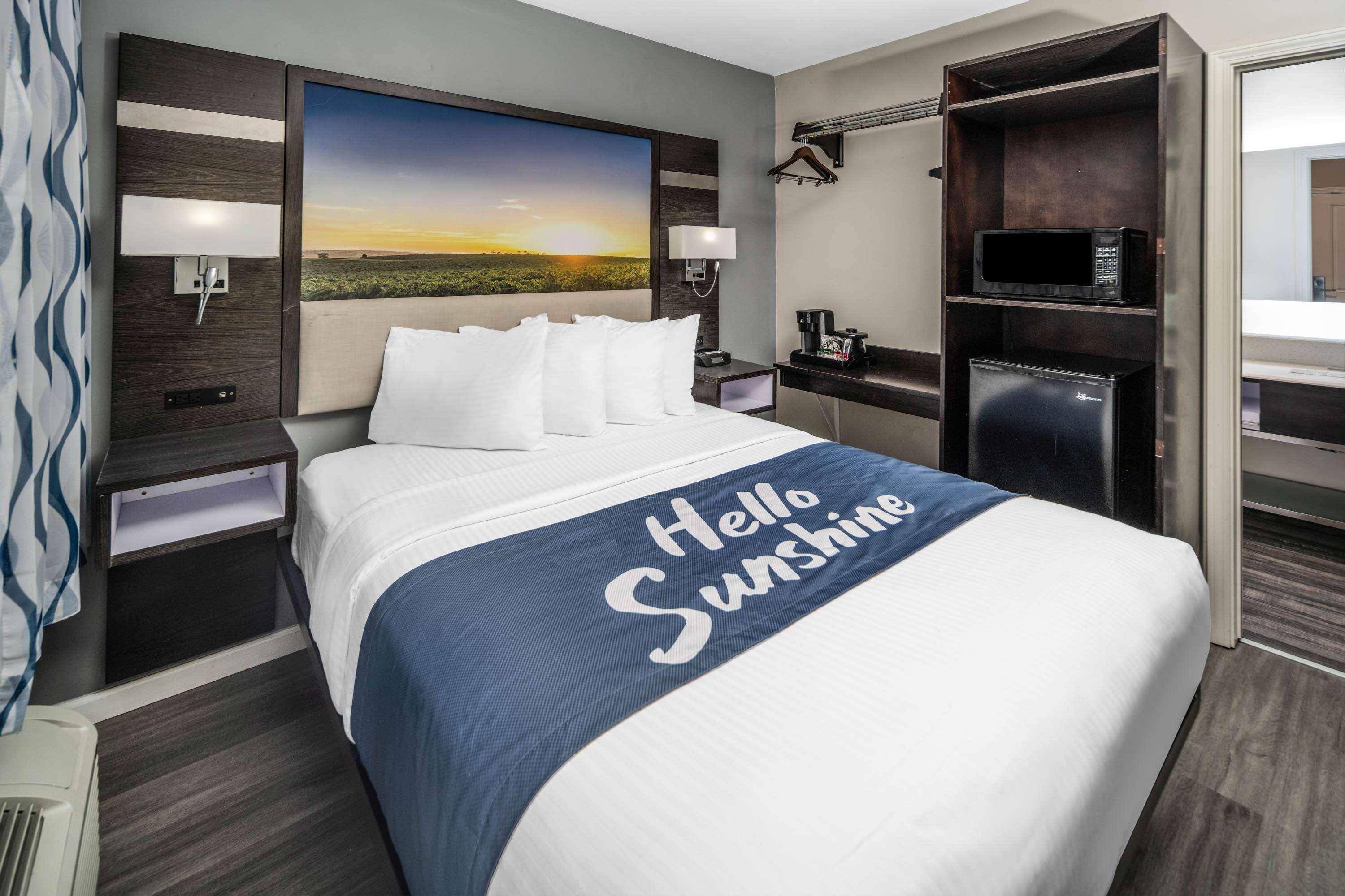 Days Inn By Wyndham Galt - Elk Grove South Extérieur photo