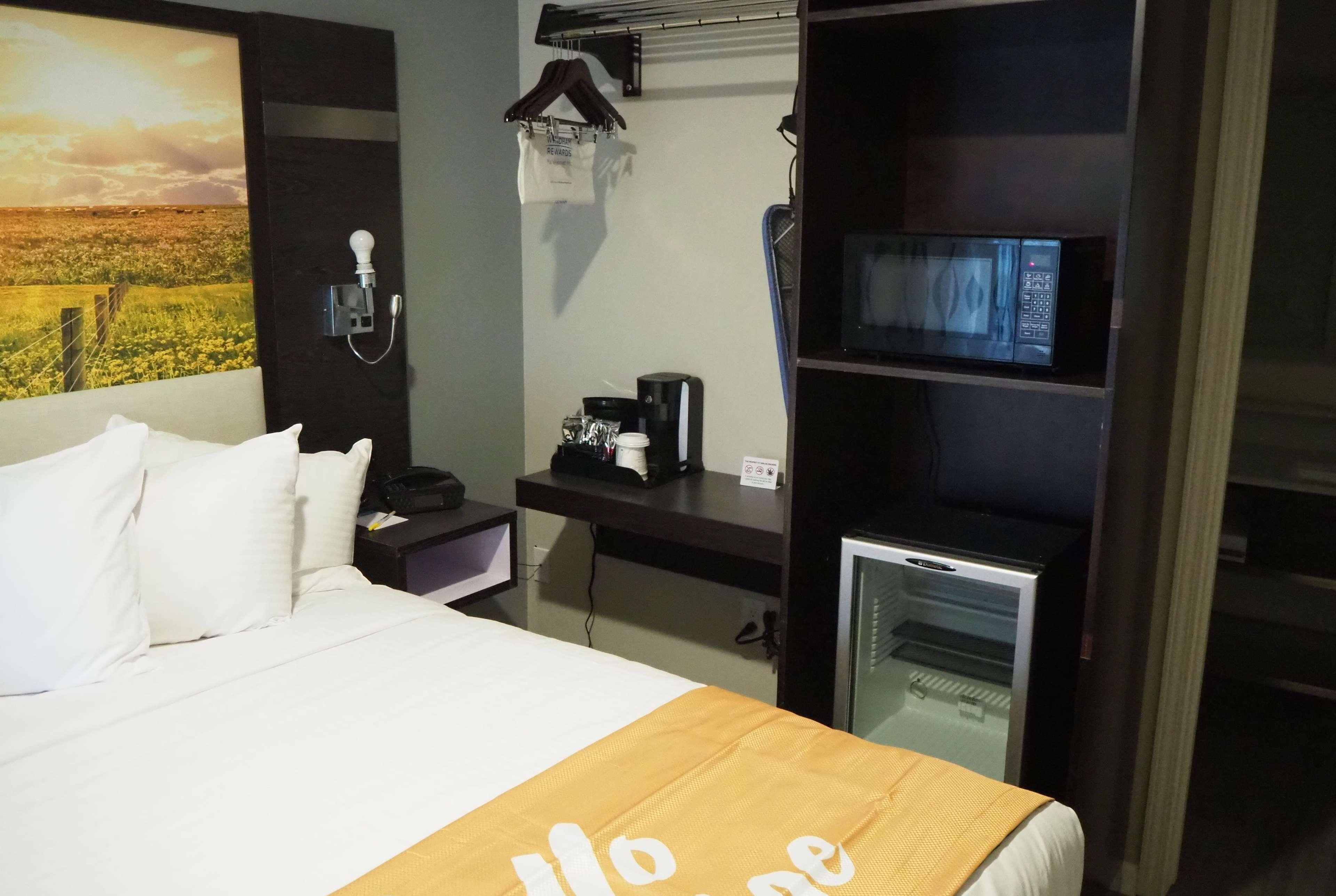 Days Inn By Wyndham Galt - Elk Grove South Extérieur photo