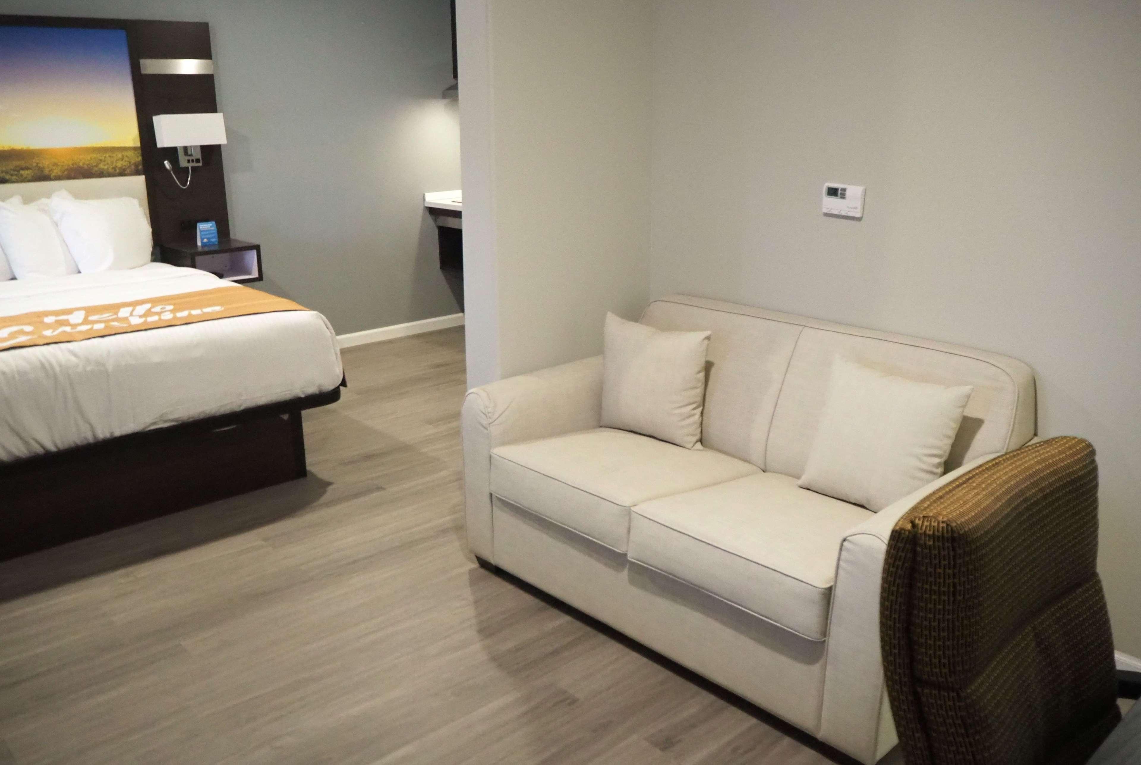 Days Inn By Wyndham Galt - Elk Grove South Extérieur photo