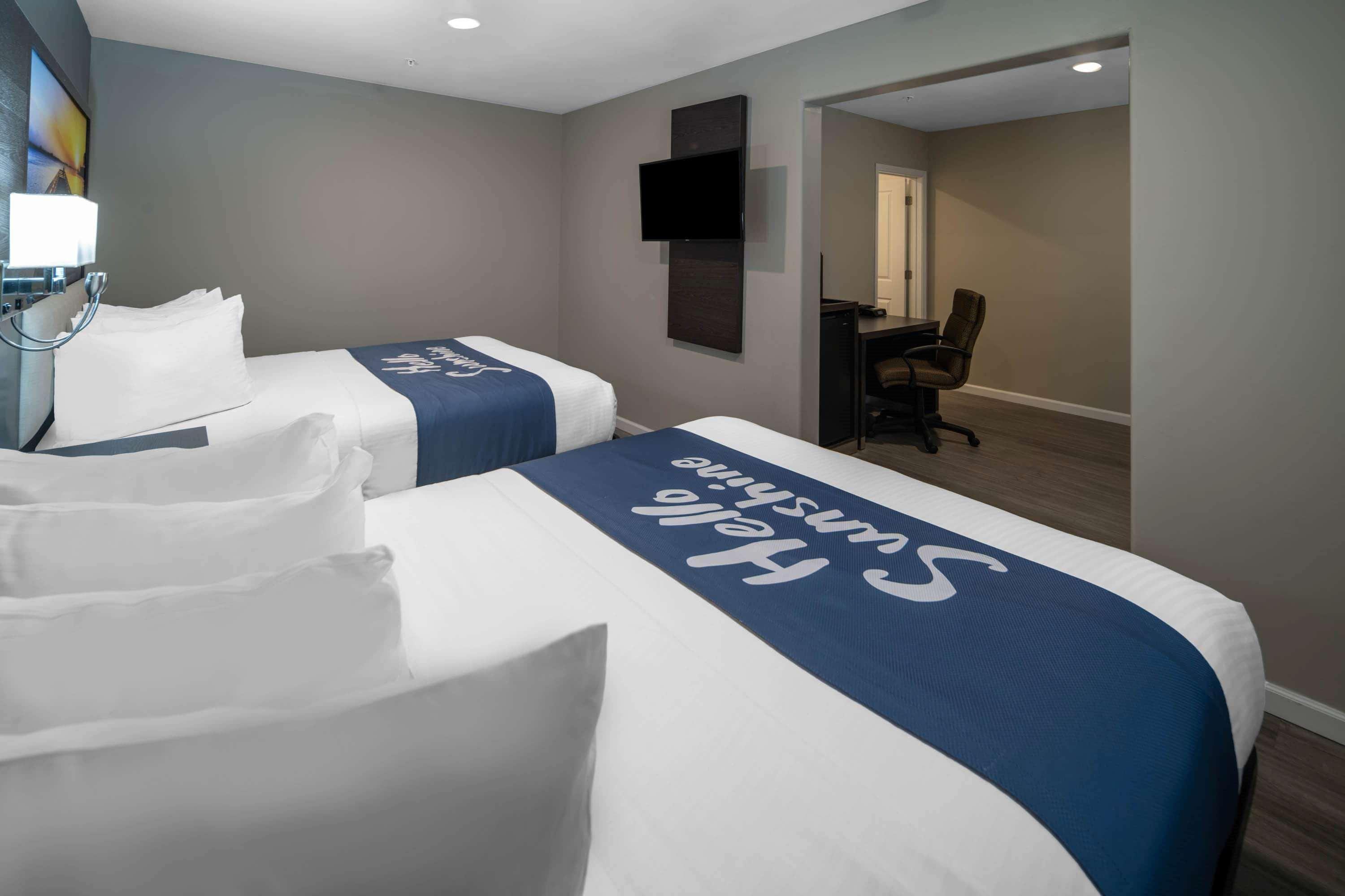 Days Inn By Wyndham Galt - Elk Grove South Extérieur photo