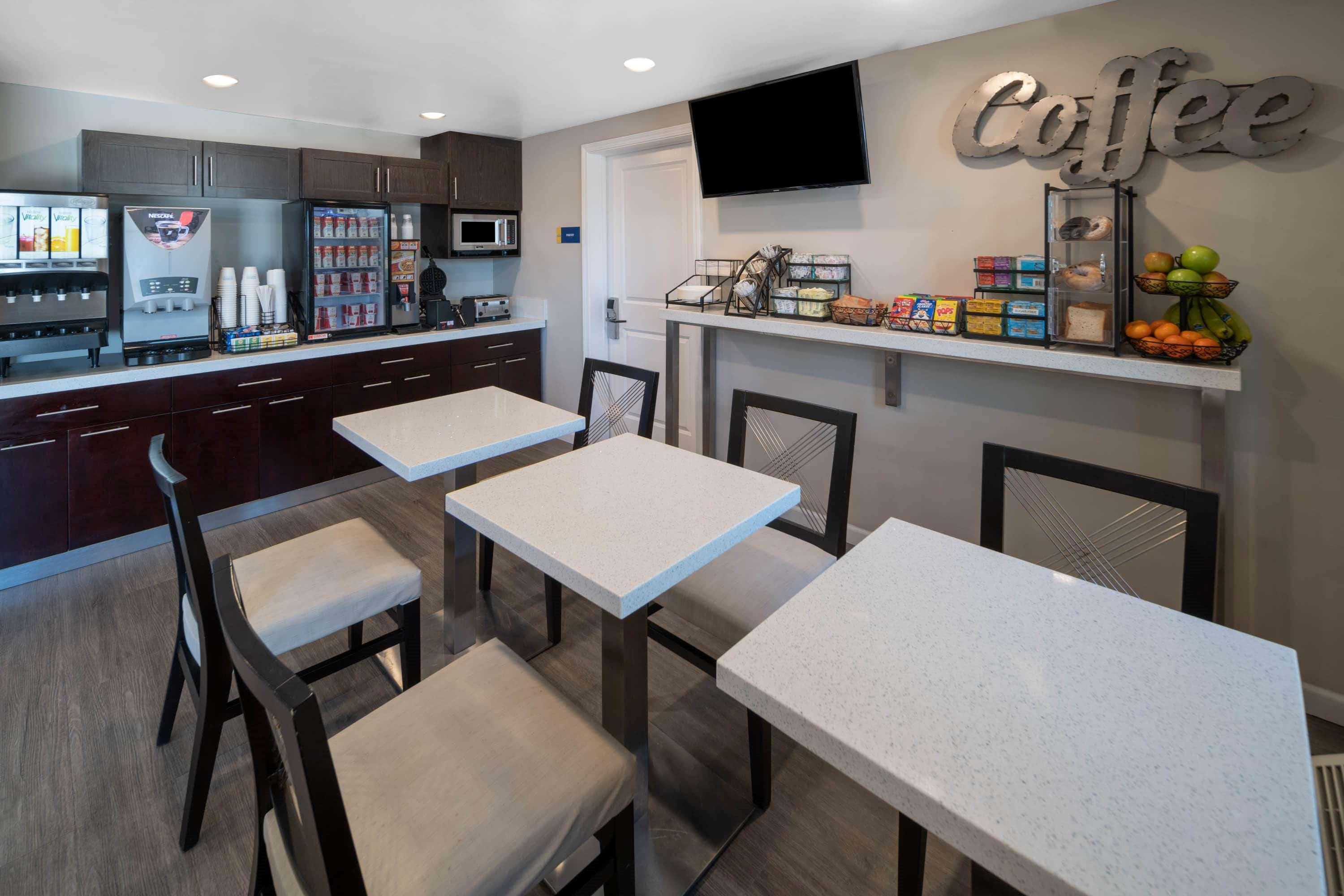 Days Inn By Wyndham Galt - Elk Grove South Extérieur photo