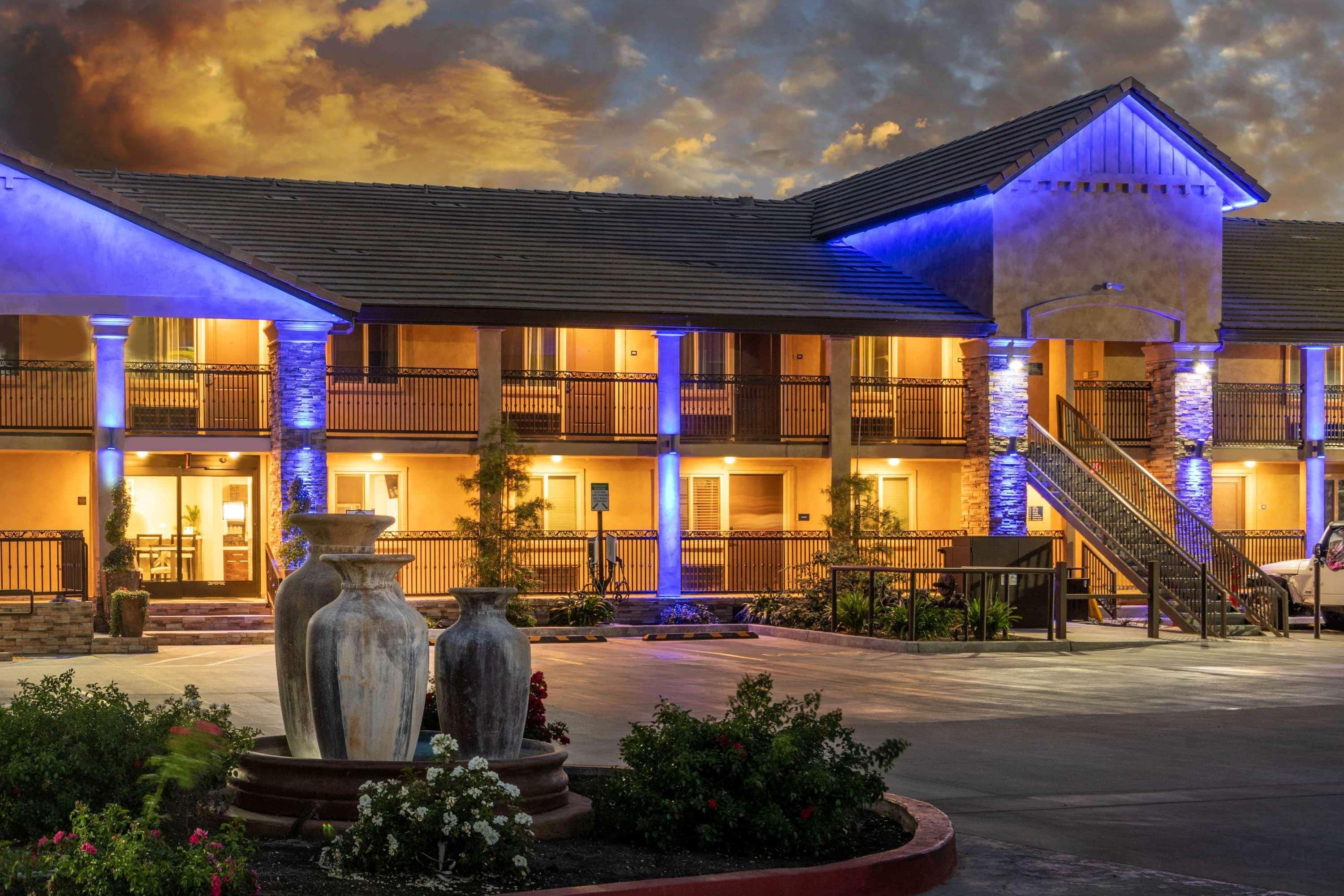 Days Inn By Wyndham Galt - Elk Grove South Extérieur photo
