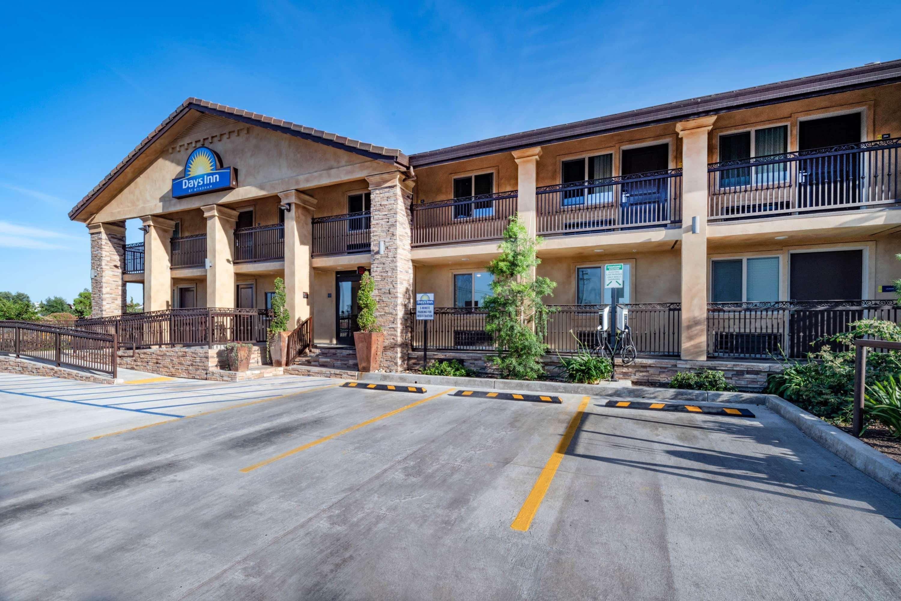 Days Inn By Wyndham Galt - Elk Grove South Extérieur photo