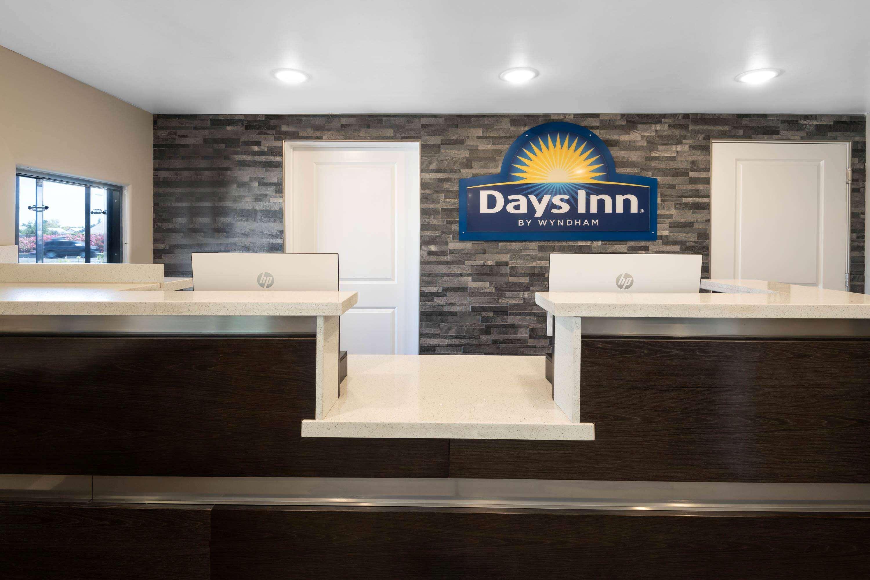 Days Inn By Wyndham Galt - Elk Grove South Extérieur photo