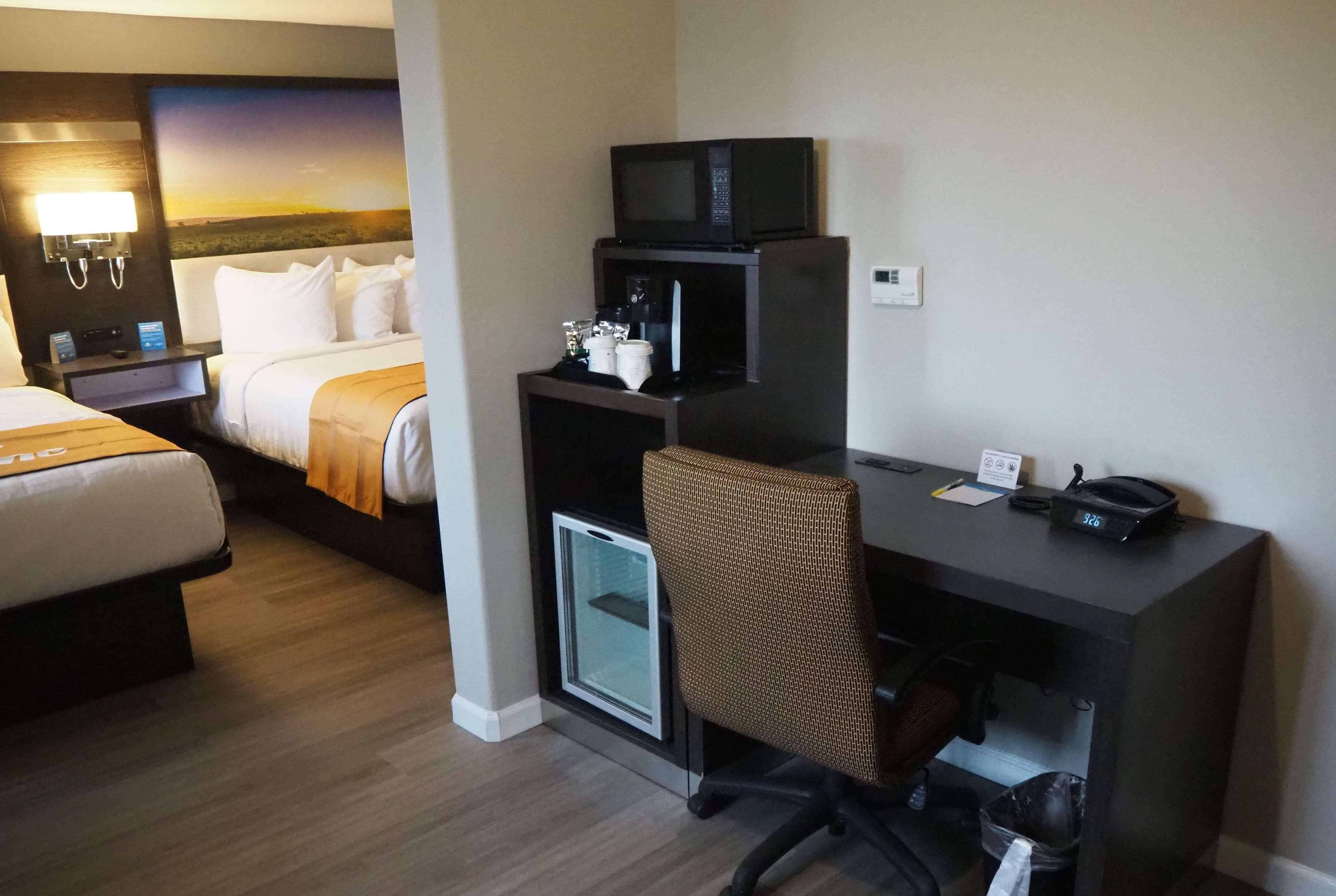Days Inn By Wyndham Galt - Elk Grove South Extérieur photo