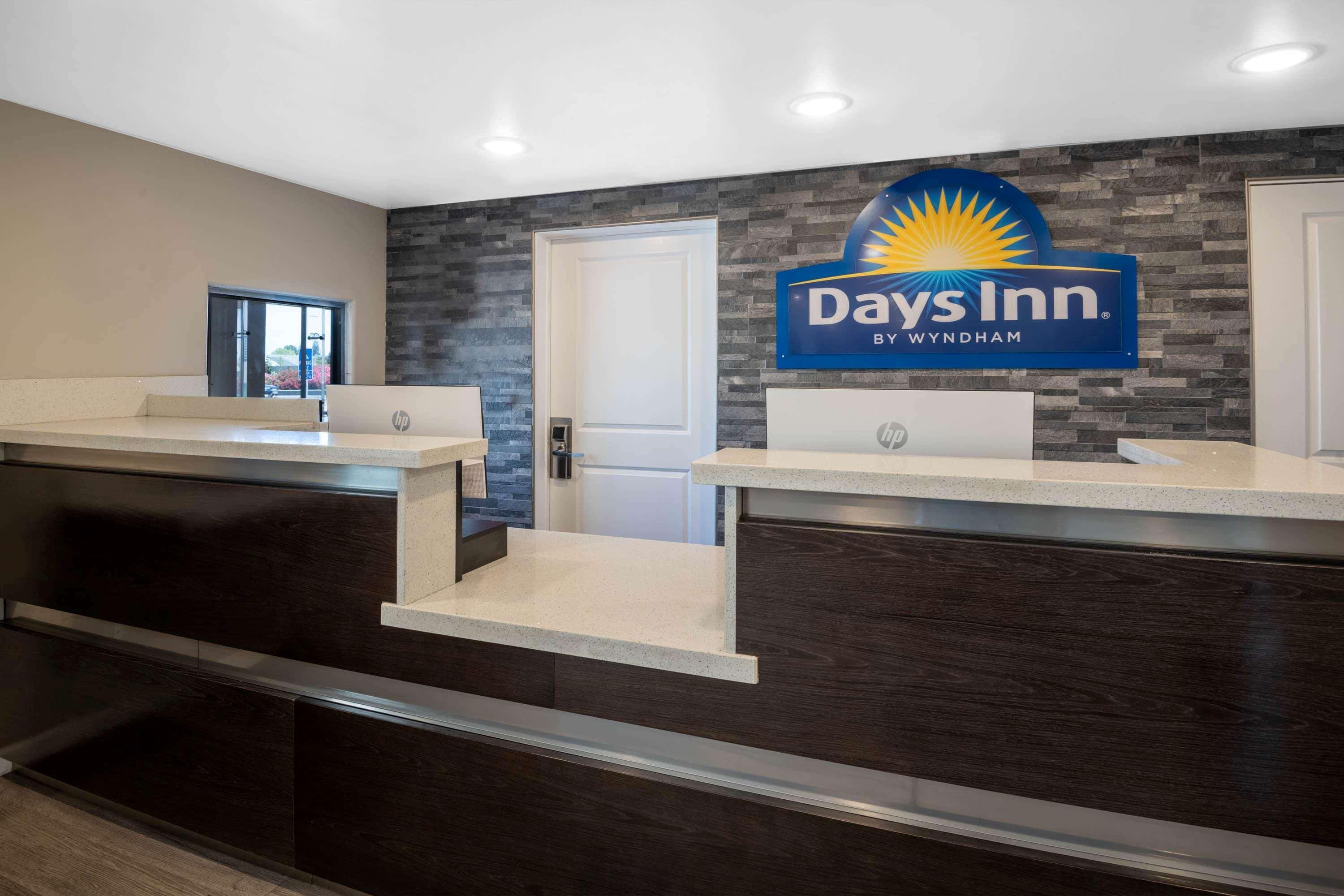Days Inn By Wyndham Galt - Elk Grove South Extérieur photo