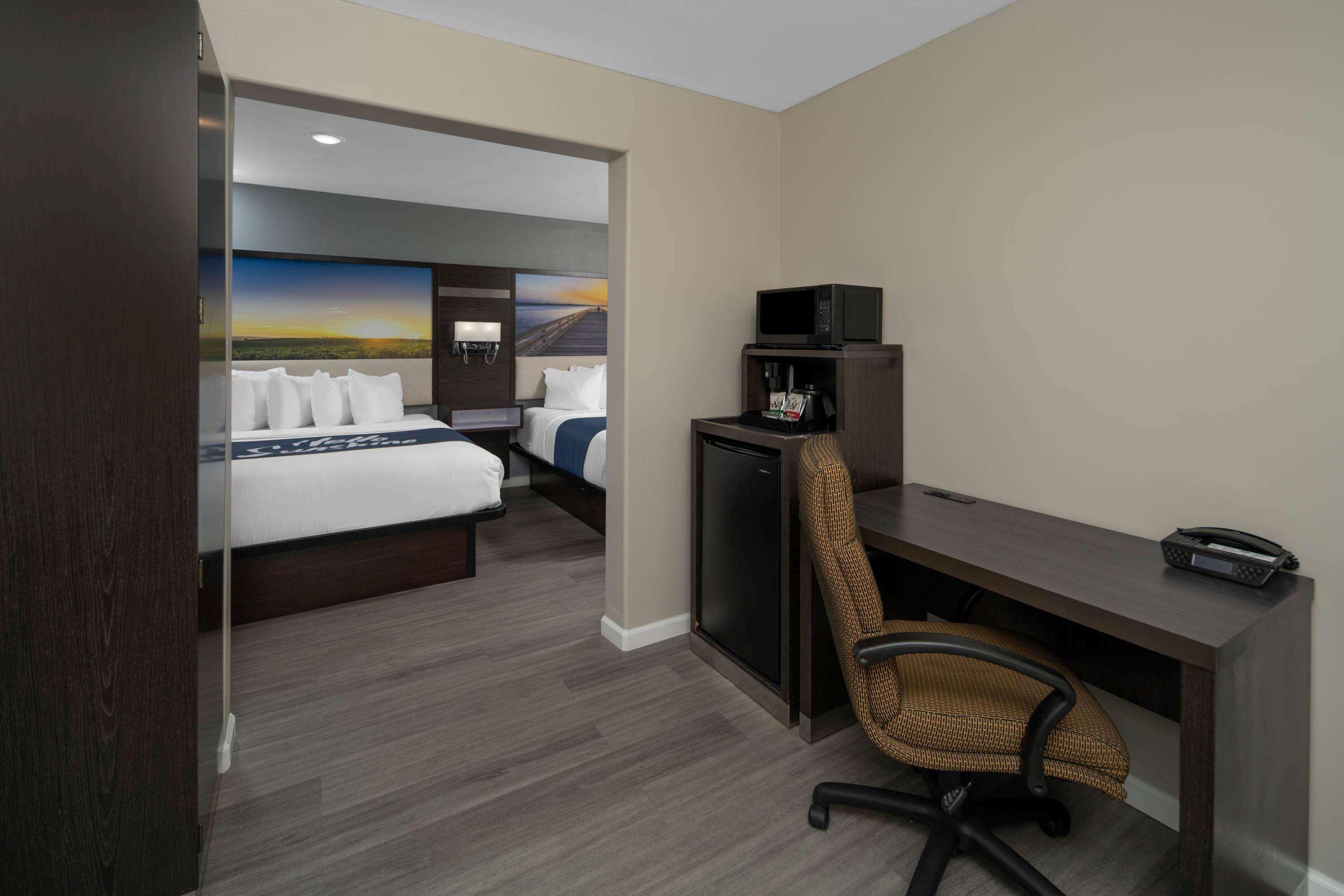 Days Inn By Wyndham Galt - Elk Grove South Extérieur photo